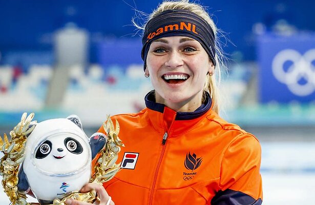 Irene Schouten na de ceremonie van de 3.000 meter in Peking