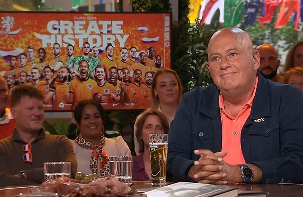Jack van Gelder laat een traantje om het Nederlands Elftal.
