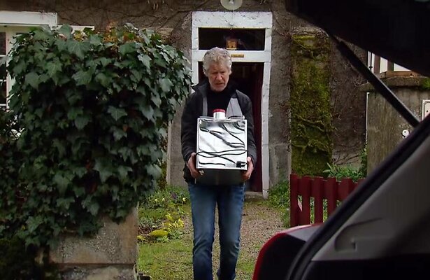 Joop pakt zijn koffiemachine en vertrekt (B&B Vol Liefde 2024)