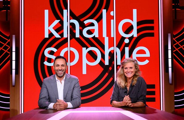 Khalid & Sophie aan de talkshowtafel.