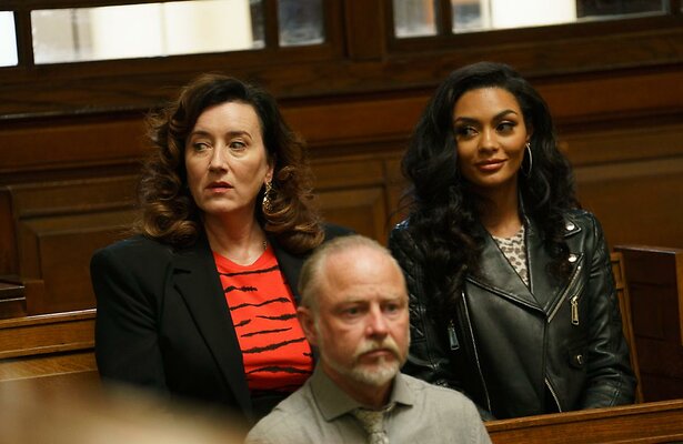 Maria Doyle Kennedy en Yasmin Seky in Kin