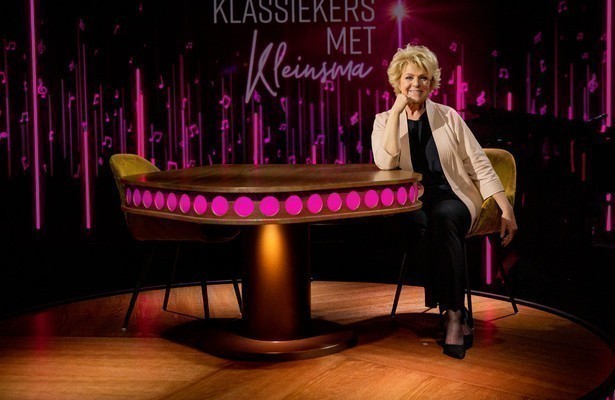 Kleinkunstkoningin Jenny Arean is te gast bij Simone