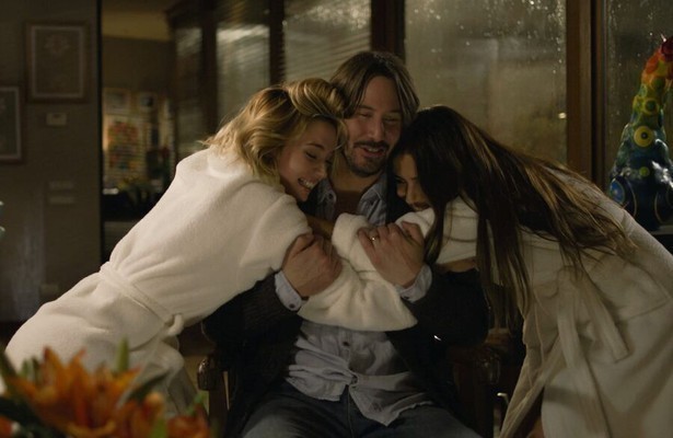 Lorenza Izzo, Keanu Reeves en Ana de Armas in Knock Knock