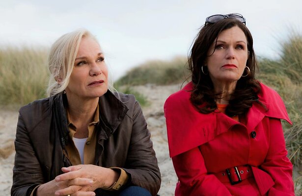 Monique van der Ven als Dokter Deen en Liz Snoijink als Heleen van der Meer.