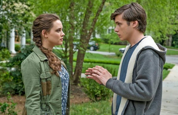 Nick Robinson en Katherine Langford in Love, Simon