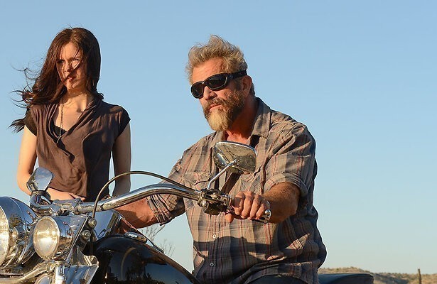 Erin Moriarty en Mel Gibson in Blood Father