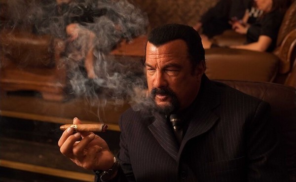 Steven Seagal beukt er ouderwets op los