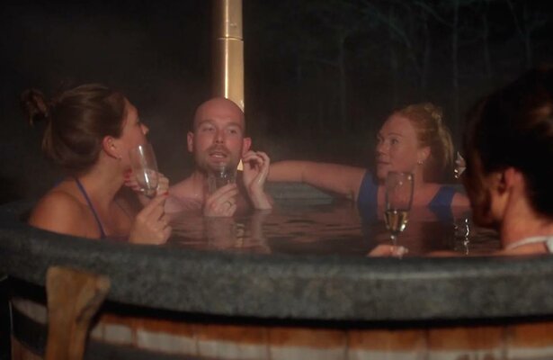 De hottub waar later veel over te doen is.