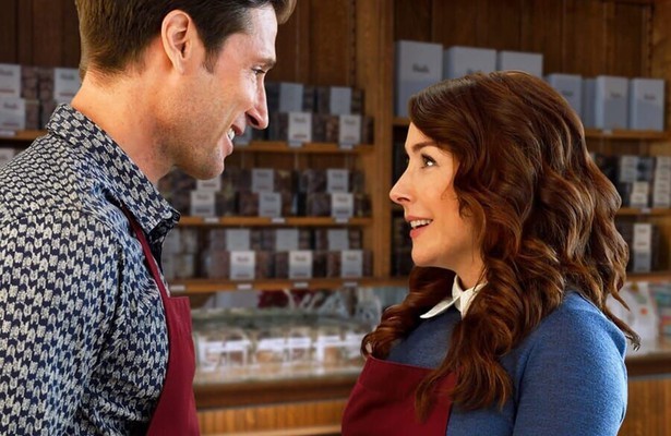 Erin Karpluk en Damon Runyan in Magical Christmas Shoes