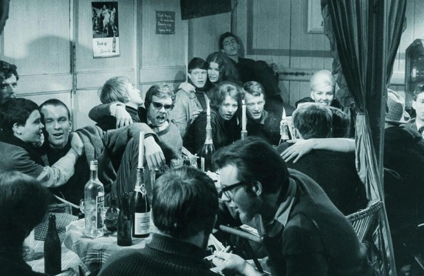 Still uit Makkers, Staakt Uw Wild Geraas