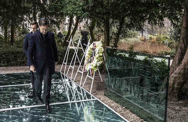 Mark Rutte en Maarten van Ooijen bij de Herdenking in 2023