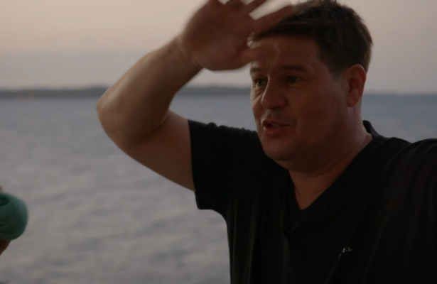 Martijn Krabbé doet voor hoe mensen later op zijn dansvloer zullen staan.