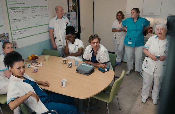 Deel van de cast van Medisch Centrum West seizoen 1.