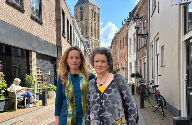 Karin de Lange en moeder Elske in Met De Dominee
