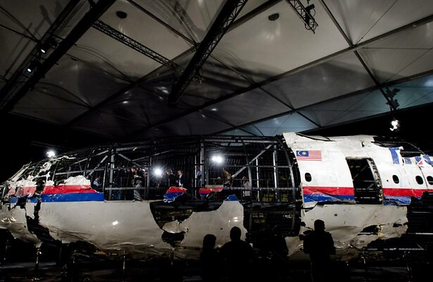 Het monument tijdens een herdenkingsbijeenkomst voor de slachtoffers van de vliegramp MH17 in het Dudokpark.