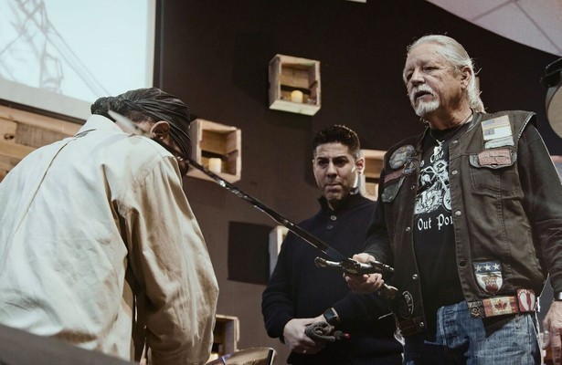 Still uit NPO Doc: Bidden voor het Einde