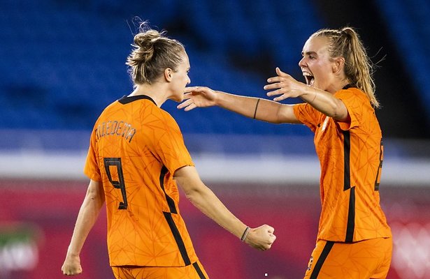 Vivianne Miedema en Jill Roord