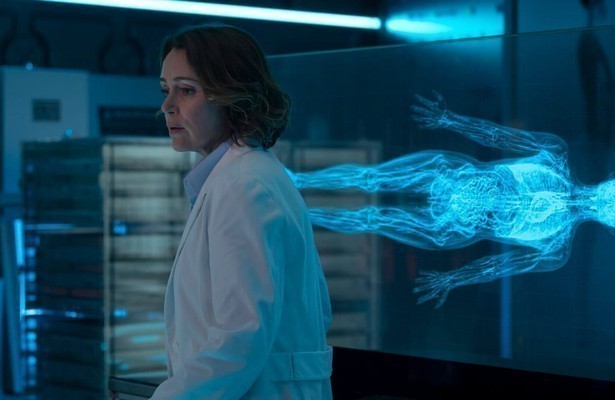 Keeley Hawes als Kira Manning in Orphan Black: Echoes