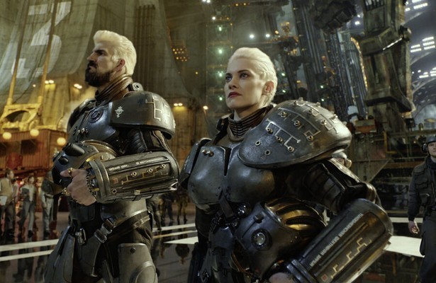 Robert Maillet en Heather Doerksen in Pacific Rim