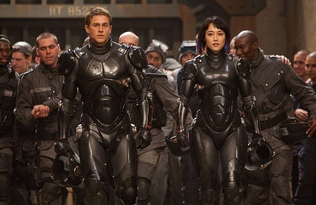 Charlie Hunnam en Rinko Kikuchi in Pacific Rim