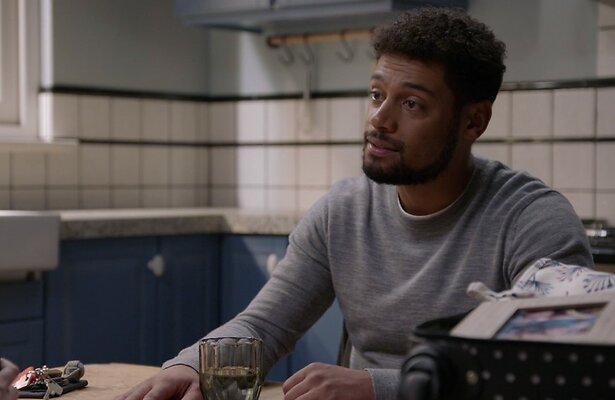 Kiefer Zwart als dr. Roman