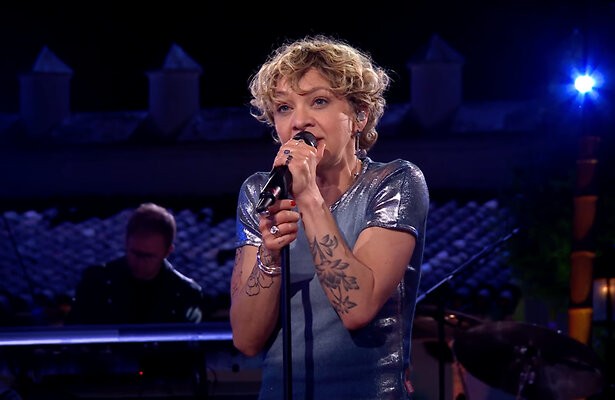 Jaqueline Govaert zingt voor Typhoon 