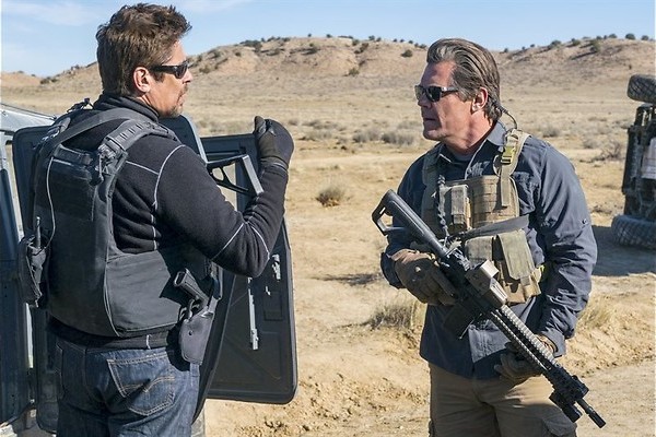 Josh Brolin en Benicio Del Toro tegen de mensensmokkelaars