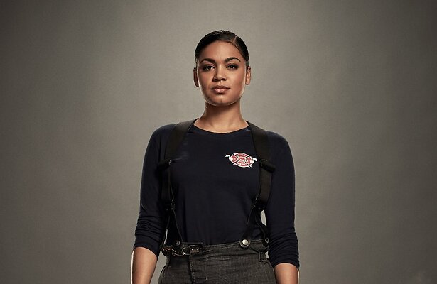 Barrett Doss als Victoria Hughes