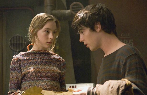 Saoirse Ronan en Harry Treadaway in City of Ember