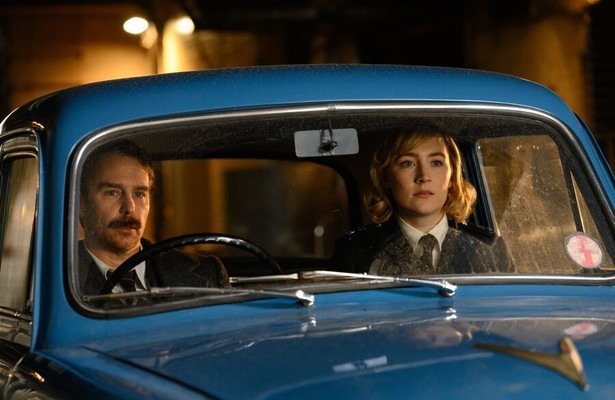 Sam Rockwell en Saoirse Ronan in See How They Run