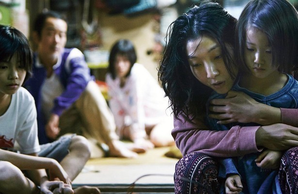 Miyu Sasaki, Jyo Kairi en Sakura Ando in Shoplifters