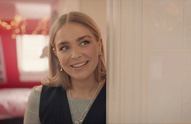 Julie Van den Steen in Single Bells