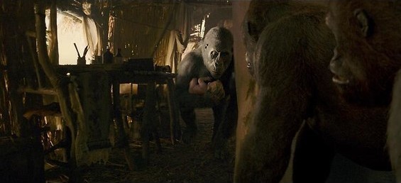 Alexander Skarsgård slingert door de jungle