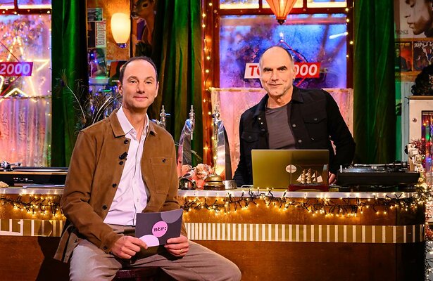 Thomas van Luyn en Leo Blokhuis in het decor van De Top 2000 Quiz.