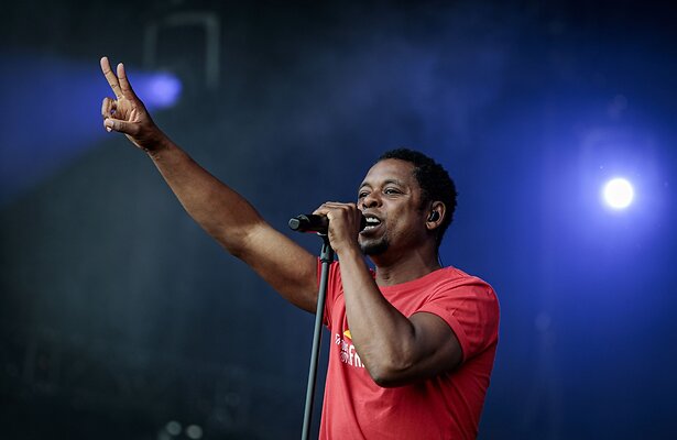 Typhoon nam zangles voor zijn deelname