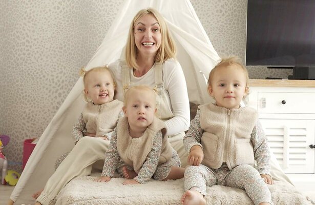 Moeder Tatiana met dochters in Meer dan Verwacht