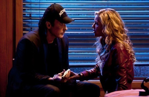 John Cusack als Jack en Rebecca Da Costa als Rivka in The Bag Man