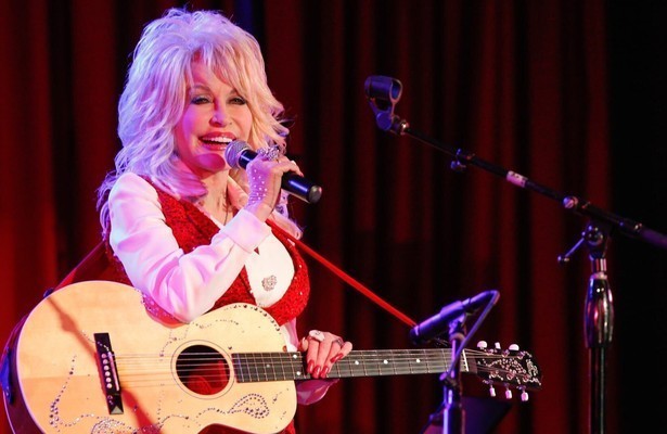 Dolly Partin in The Dolly Parton Story: From Rags to Rhinestone