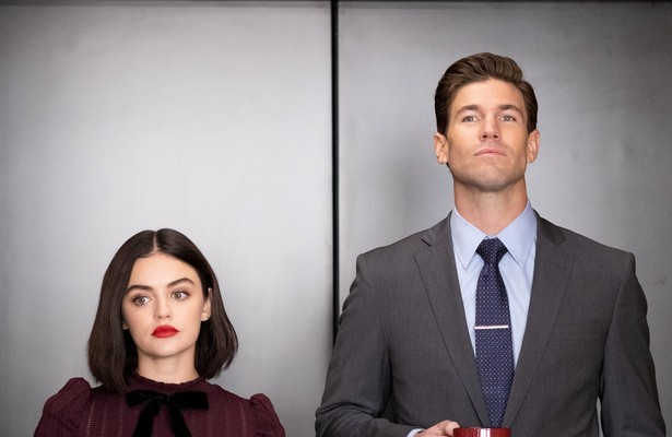 Lucy Hale en Austin Stowell in The Hating Game
