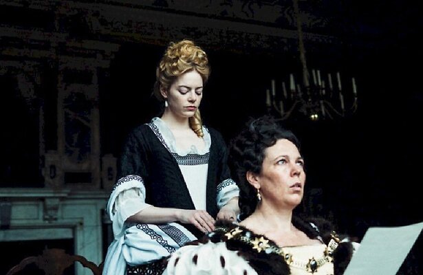 Olivia Colman en Emma Stone in The Favourite