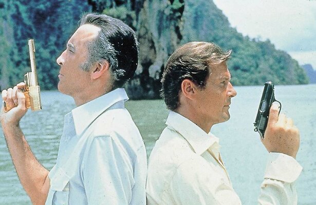 Christopher Lee en Roger Moore in The Man with the Golden Gun