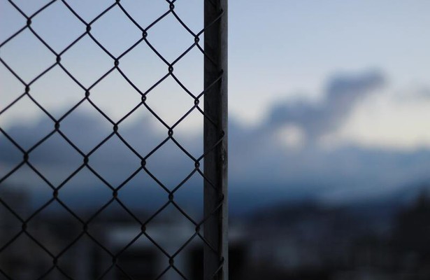 Tieners achter tralies