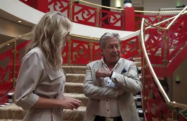 Dionne Stax met Hans Kazàn voor TV Monument