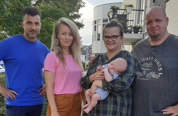 Vier Handen op Een Buik