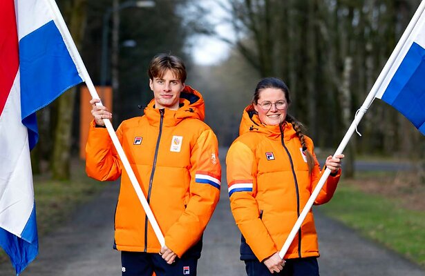 Vlaggendragers Jens van ’t Wout en Kimberley Bos
