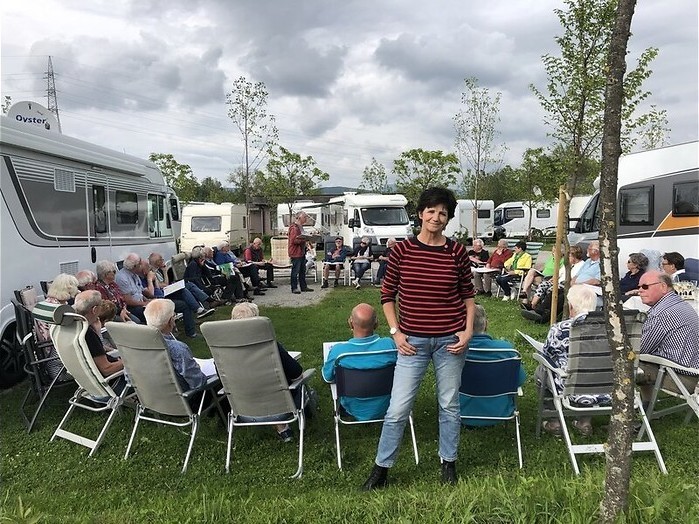 Sneeuwballen gooien in We Zijn er Bijna! 