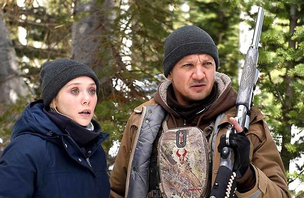 Jeremy Renner helpt Elizabeth Olsen een handje