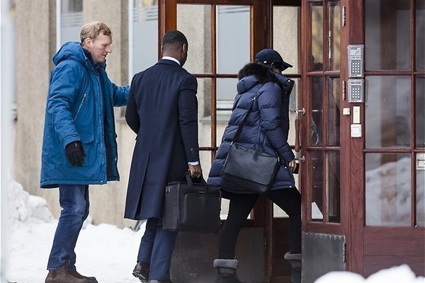 Een lijk tussen de kerstbomen