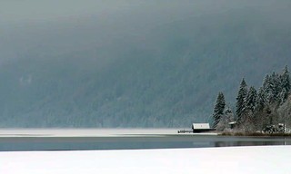 Winteridylle in Österreich: Berg und See in Eis und Schnee