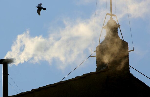 Witte rook, de nieuwe paus is gekozen.
